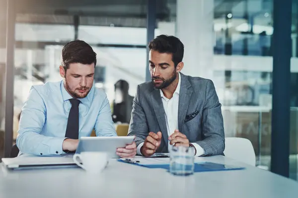 Wykresy marketingowe i analiza danych na ekranie