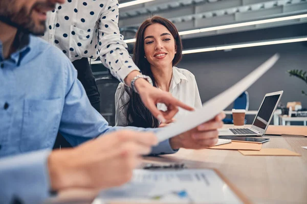 Młodzi przedsiębiorcy współpracujący przy projekcie